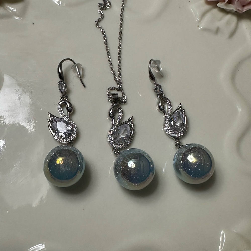 Elegant Silver and Blue Swan Jewelry Set
